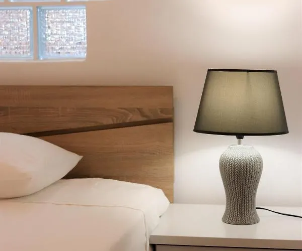 Chez Kiki Et Ioannis Engares