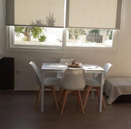 Chez Kiki Et Ioannis Engares