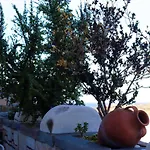 Chez Kiki Et Ioannis Engares